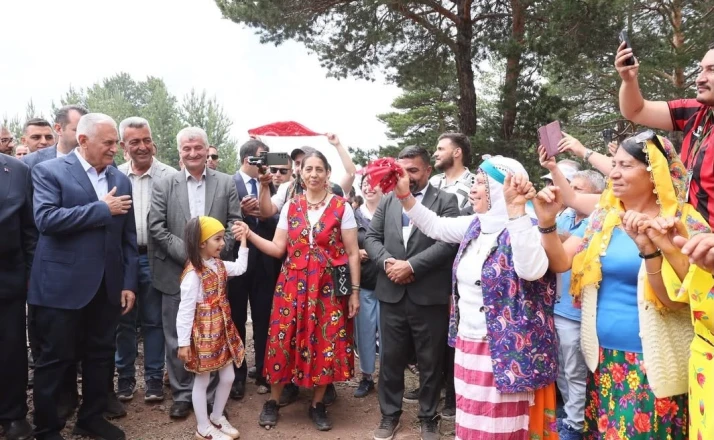 Binali Yıldırım Refahiye’deki Orçul Festivali’nde vatandaşlarla buluştu 