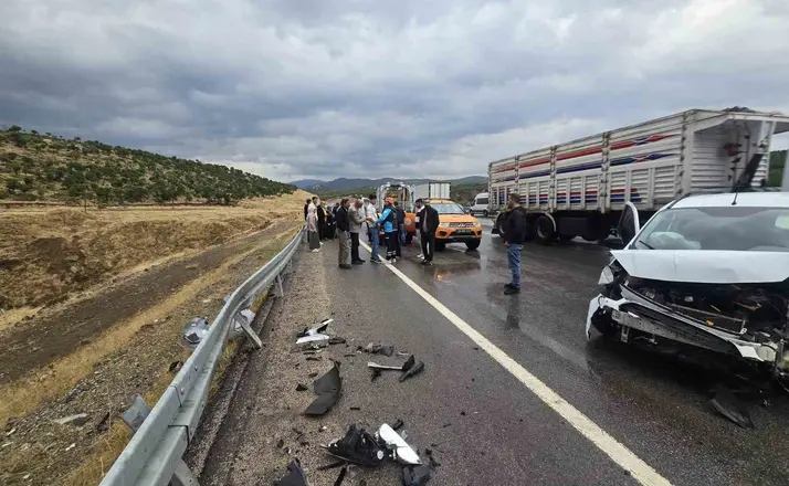 Bingöl’de hafif ticari araç bariyere çarptı: 1 yaralı
