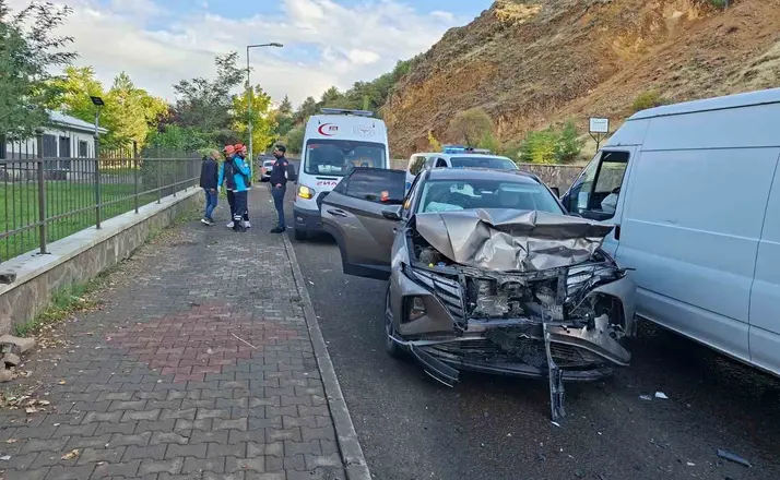Bingöl’de otomobil ile minibüs çarpıştı: 3 yaralı

