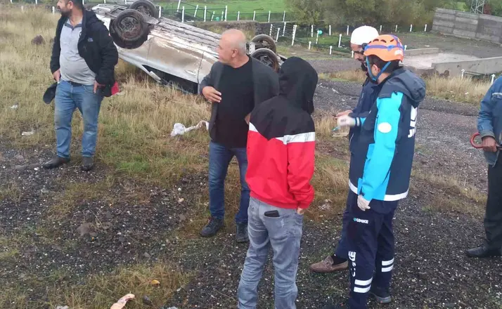 Bingöl’de otomobil takla attı: 2 yaralı
