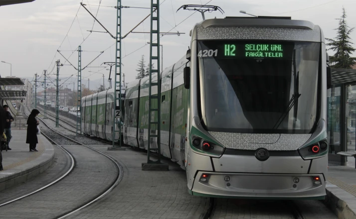 Bir kişi tramvay yoluna düştü