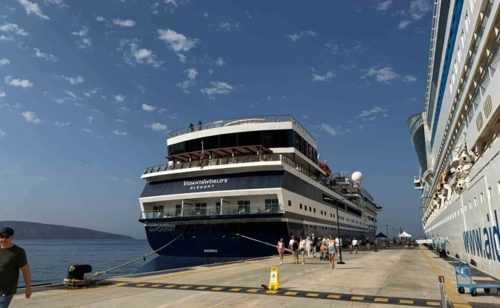 Bodrum’a 2 gemi birden geldi 