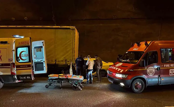 Bolu Dağı Tüneli’nde otomobil tıra ok gibi saplandı: Baba ve oğlu yaralandı
