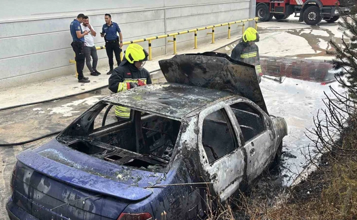 Bolu’da 15 gün önce aldığı otomobil, park halindeyken küle döndü 