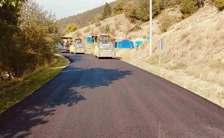 Bolu’da 7,2 kilometrelik köy yolu sıcak asfaltla buluşuyor
