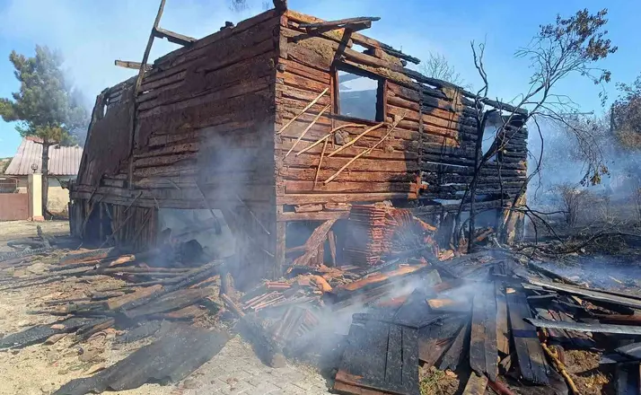 Bolu’da ahşap ev çıkan yangında küle döndü
