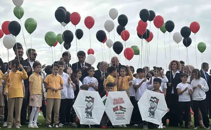 Bolu’da binlerce öğrenci Gazzeli çocuklar için yürüdü: Gökyüzüne umut uçurdular
