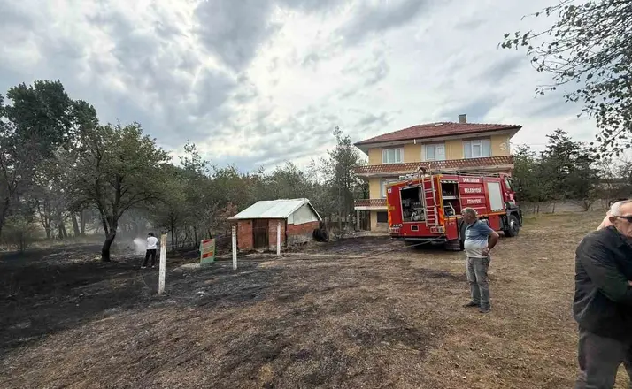 Bolu’da evlerin yanındaki alanda korkutan ot yangını
