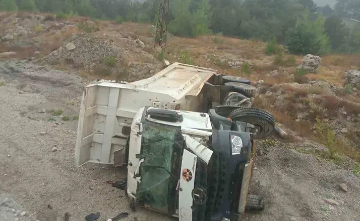 Bolu’da hafriyat kamyonu şarampole devrildi: 1 yaralı
