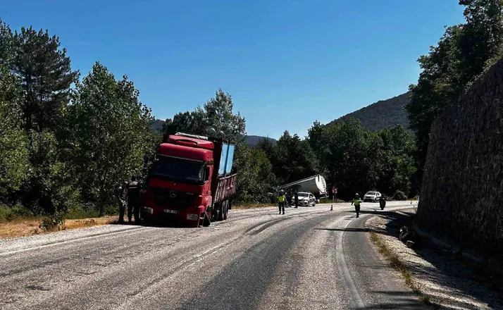 Bolu’da iki kamyon çarpıştı: 1 yaralı
