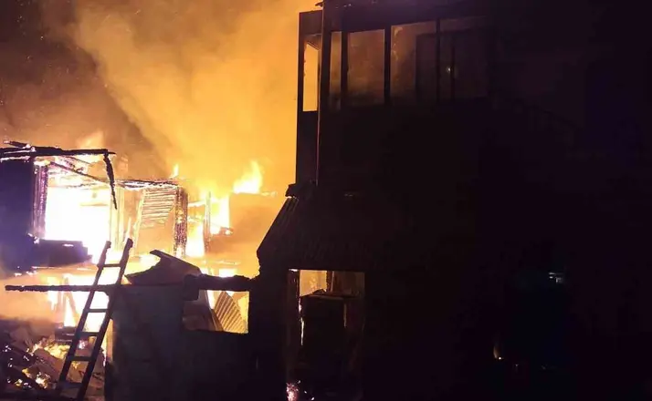 Bolu’da samanlıkta çıkan yangın eve sıçradı
