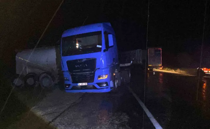Bolu’da yağmurda kayan tır kazaya neden oldu: 2 yaralı
