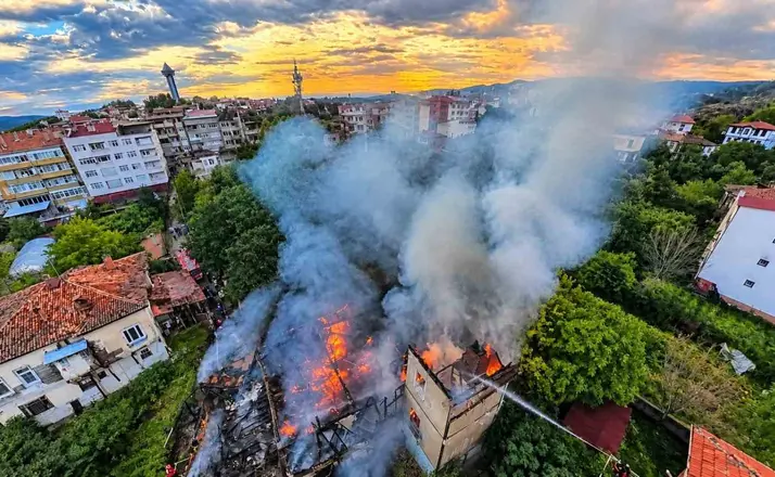 Boyabat’ta 3 katlı ahşap ev alevlere teslim oldu

