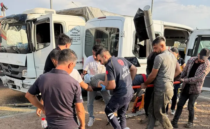 Buğday yüklü kamyon ile minibüs çarpıştı: 6 yaralı
