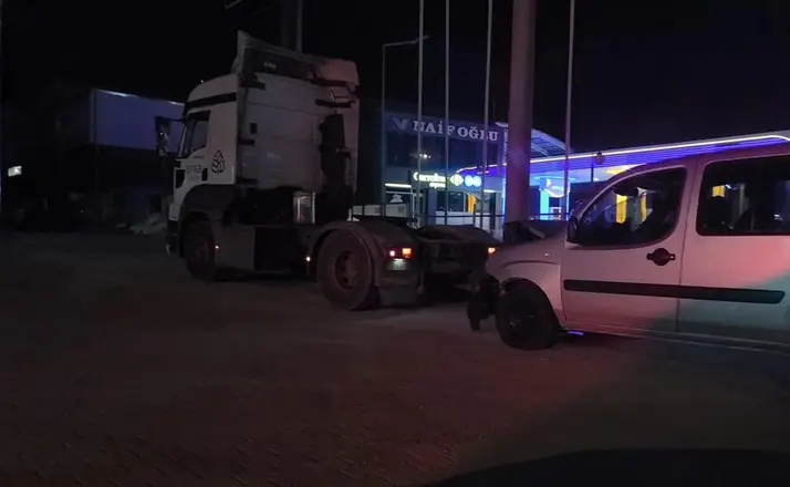 Bursa’da hafif ticari araç tırla çarpıştı: 2 yaralı