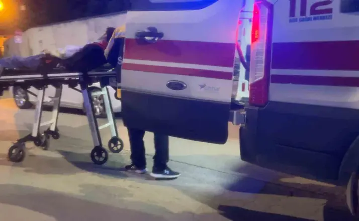 Bursa’da kontrolden çıkan motosiklet park halindeki araca çarptı: 2 yaralı
