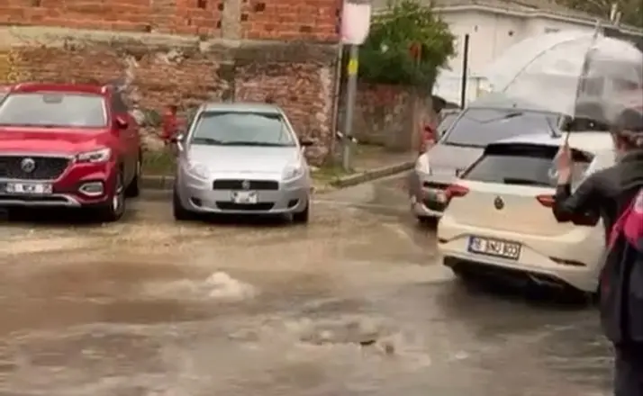 Bursa’da sağanak yağış hayatı olumsuz etkiledi: Pazar yerleri ve sokaklar göle döndü
