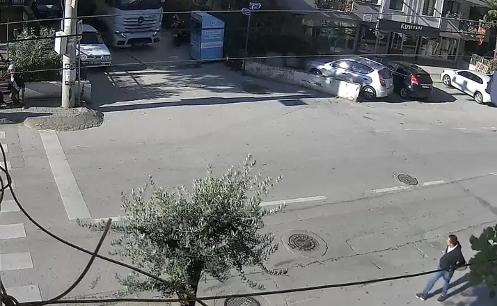 Bursa’da tır, dar sokakta dönüş yaparken giysi toplama kutusuna devirdi
