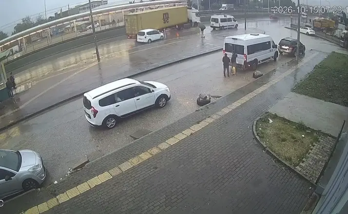 Bursa’da tırın dorsesi kontrolden çıktı...Kaza anı kamerada
