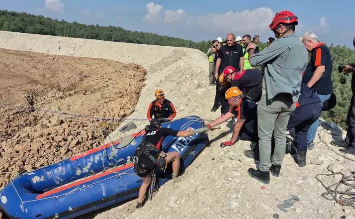 Çamur depolama alanına düşen köpek kurtarıldı
