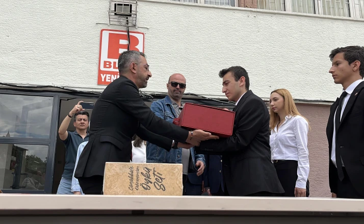Çanakkale Şehitliğinde dalgalanan bayrak, Konya'nın tarihi lisesinde