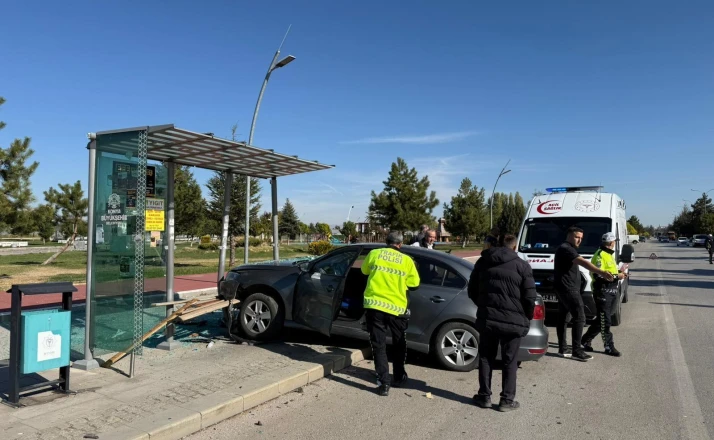 Çarpışan otomobilden birisi durağa daldı: Otobüs bekleyen şahıs yaralandı