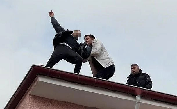 Çatıdan düşmek üzereyken son anda emniyet müdürü kurtardı