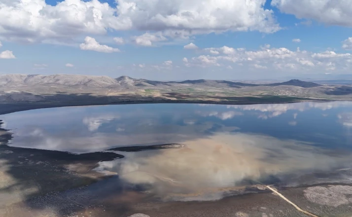 Çavuşçu Gölü çatlamış topraktan göl görünümüne kavuşmaya başladı