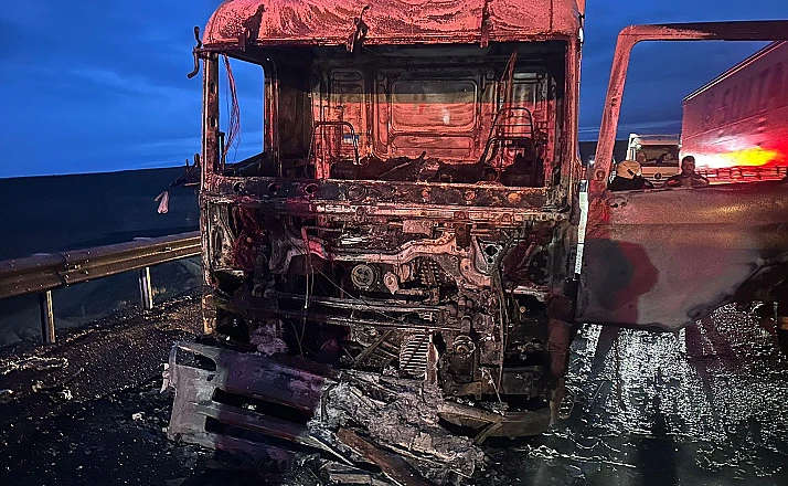 Çekici yanarak kullanılamaz hale geldi