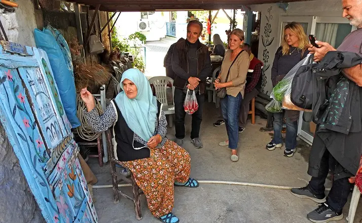 Çeşme’deki eski kapıya Nuran Erden’in fırçasıyla yeni hayat
