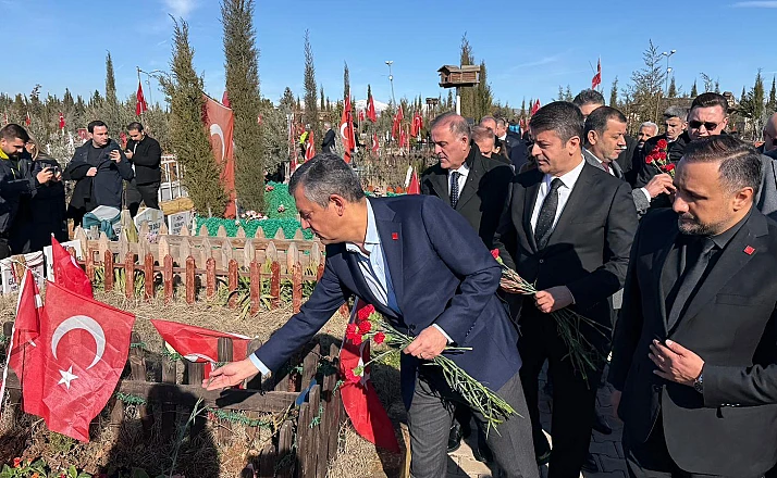 CHP Genel Başkanı Özel deprem şehitliğini ziyaret etti