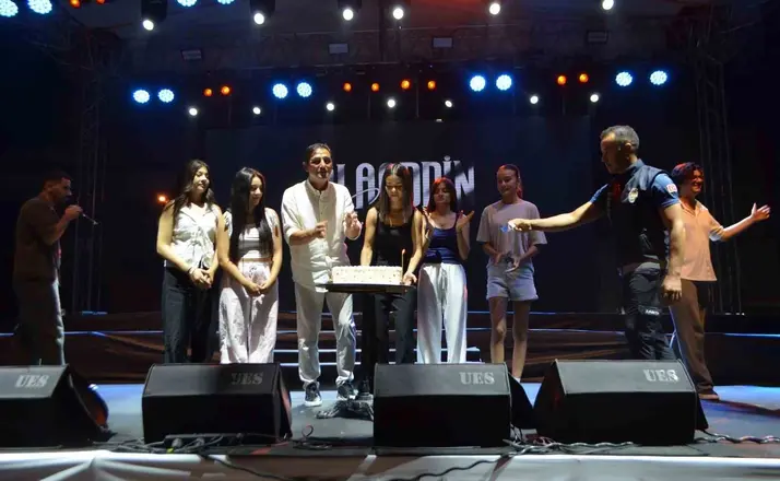 Çiçek takdimi için çıktığı sahnede sürprizle karşılaştı
