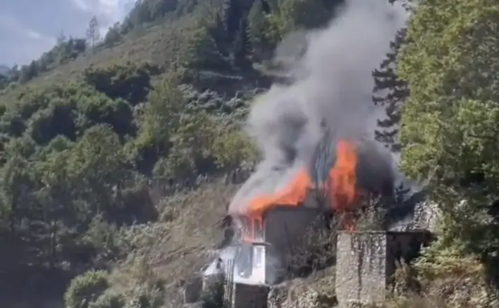 Çıkan yangında ev yanarak kül oldu
