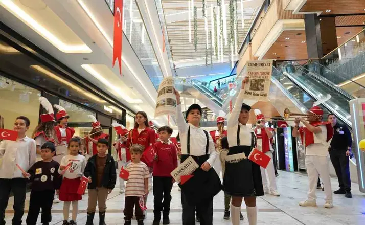 Çocuklar, özel kostümleriyle gazete dağıttı

