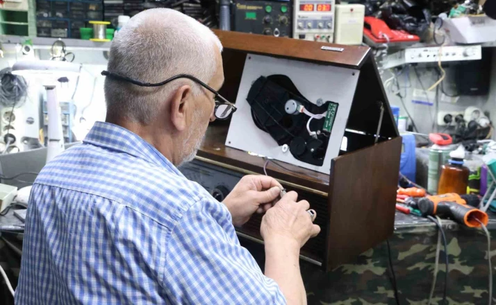 Çöpe atılmasın diye 80-100 yıllık radyoları çalışır hale getiriyor