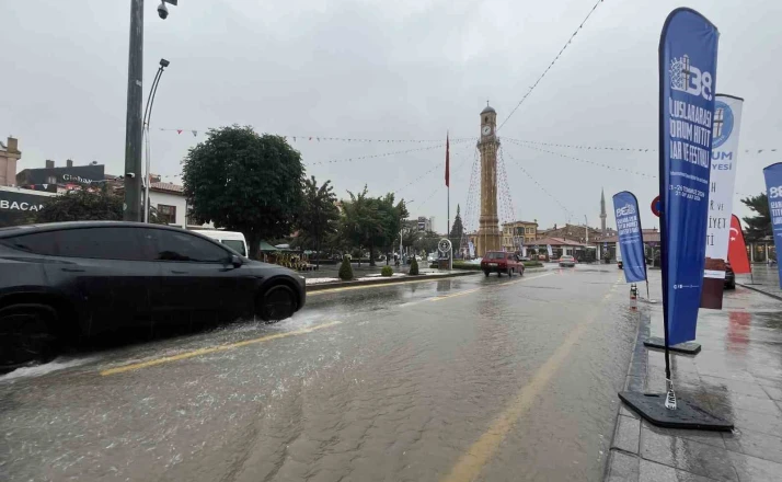 Çorum’da sağanak hayatı olumsuz etkiledi 