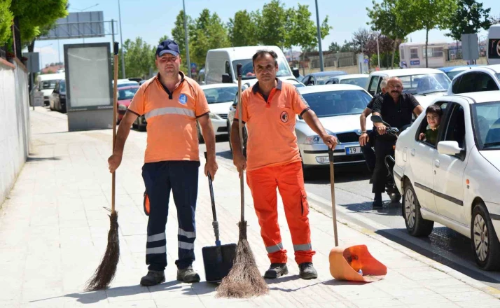 Çorum’da yolda kalan sürücünün yardımına belediye temizlik personeli koştu 
