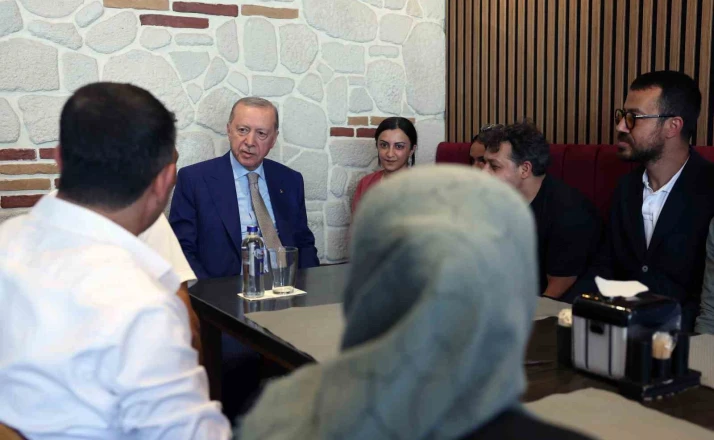 Cumhurbaşkanı Erdoğan, İstanbul’da esnafı ziyaret etti