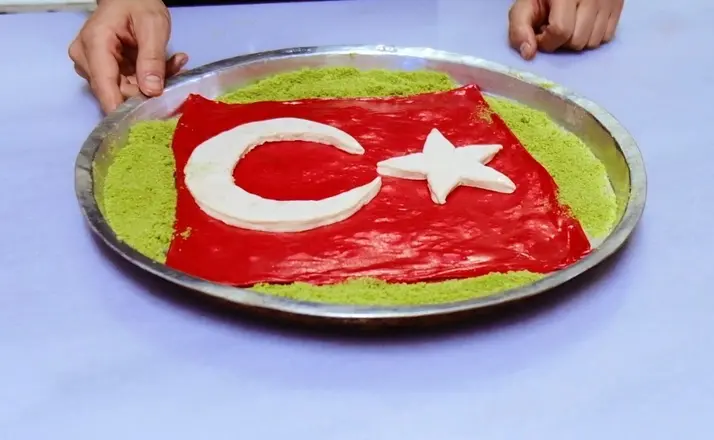 Cumhuriyet Bayramı’na özel ay yıldızlı katmer
