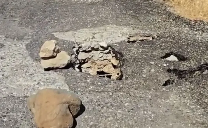 Çüngüş’te bozulan yol tehlike saçıyor
