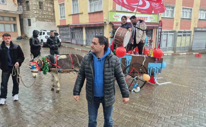 Davulcular bahşişi süslenen eşek arabasıyla topluyor