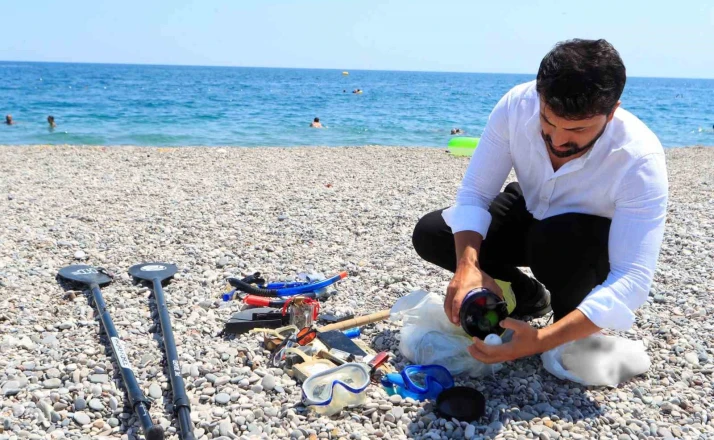 Denizin dibinde buldukları görenleri hayrete düşürüyor: Tatilcilerin denizde kaybettikleri, dalış yapan gencin ganimeti oluyor 