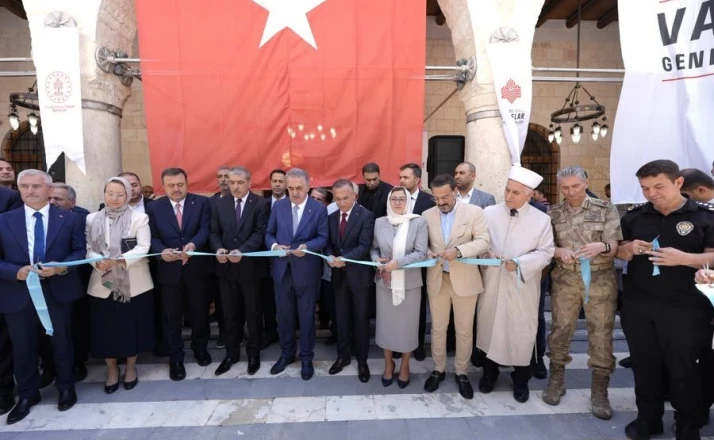 Depremde hasar alan tarihi Ömeriye Cami yeniden ibadete açıldı 