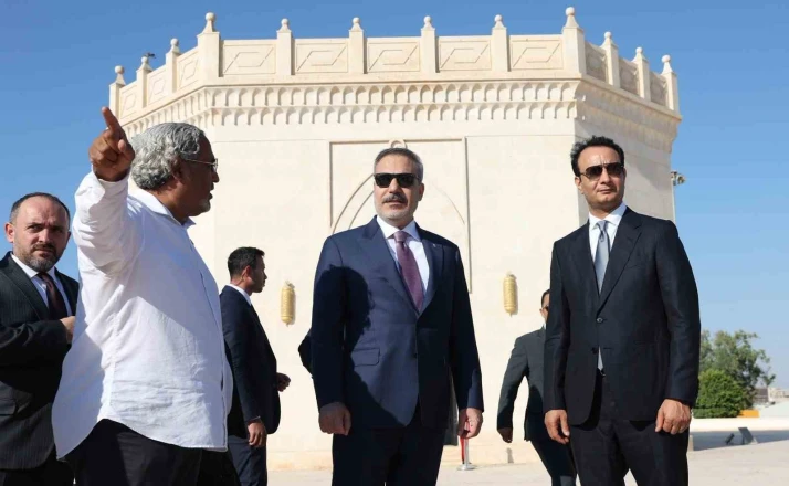 Dışişleri Bakanı Fidan, Libya’nın milli kahramanı Ömer Muhtar’ın mezarını ziyaret etti 
