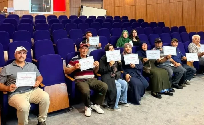 Diyabet Okulu’nda eğitim alan hastalara diplomaları verildi 
