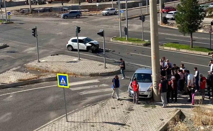 Diyarbakır’da iki araç çarpıştı: 3 yaralı
