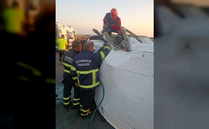 Diyarbakır’da minibüs ile traktör çarpıştı: 2 ölü, 6 yaralı 