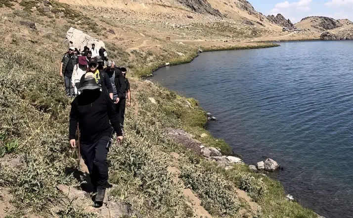 Doğaseverlerden 3 bin 500 rakımlı Sat Gölleri’ne yolculuk
