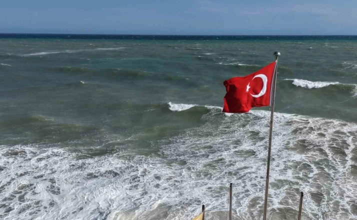 Doğu Akdeniz’de kuvvetli rüzgar: Dalgalar kıyıları dövüyor 