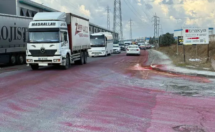Dökülen boya yolu kırmızıya boyadı
